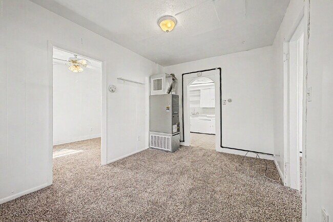 Building Photo - "Charming 1-Bed 1 bath in Englewood – Cozy 400 Sq Ft Living!"