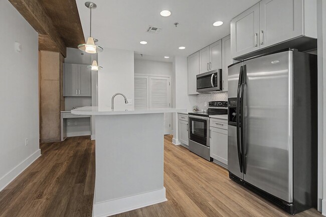 Building Photo - 415 Church St