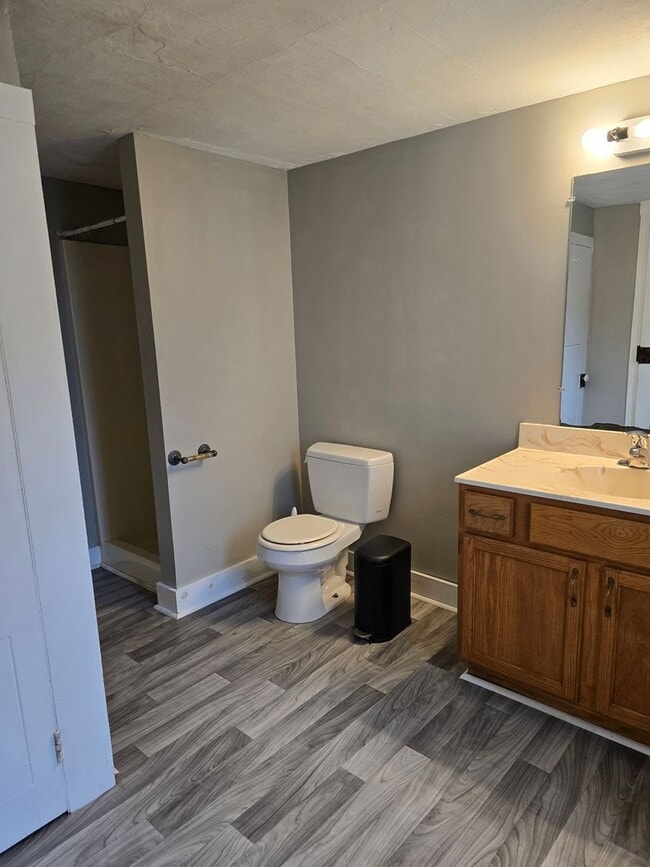 Building Photo - 2 Bedroom Farmhouse in Middletown