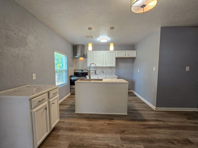Building Photo - Cute 2 or 3 bedroom 1 bath near OBU