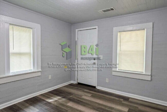 Building Photo - 220 E Render St