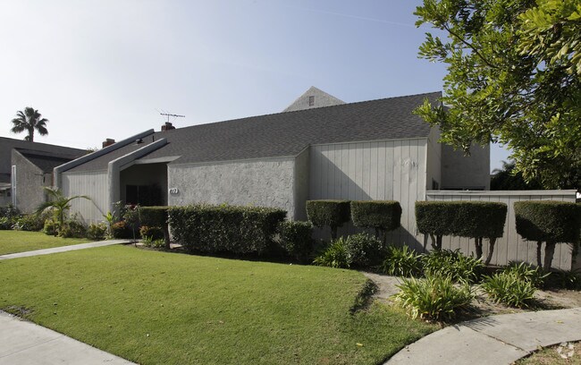 Building Photo - 817 S Knott Ave