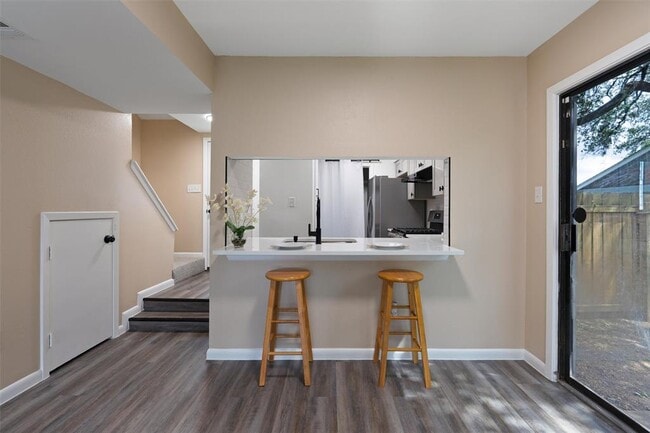 Building Photo - 6915 Woodhue Dr
