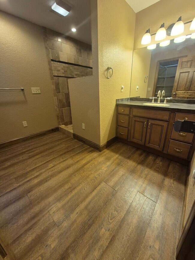 Building Photo - Cabin living in the suburbs