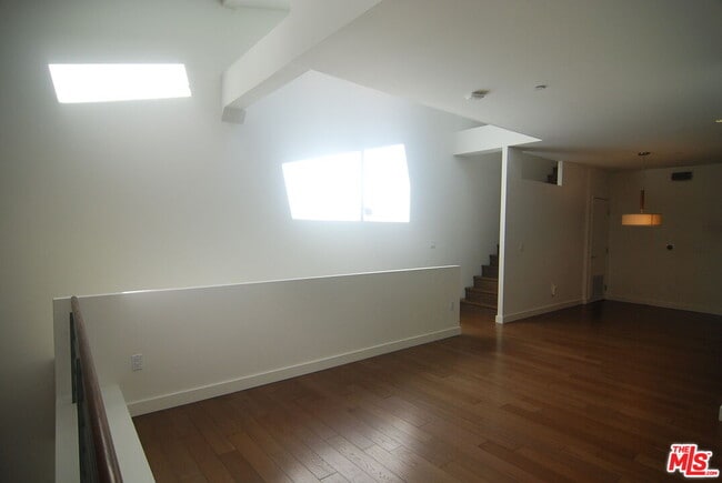 Building Photo - 940 E 2nd St