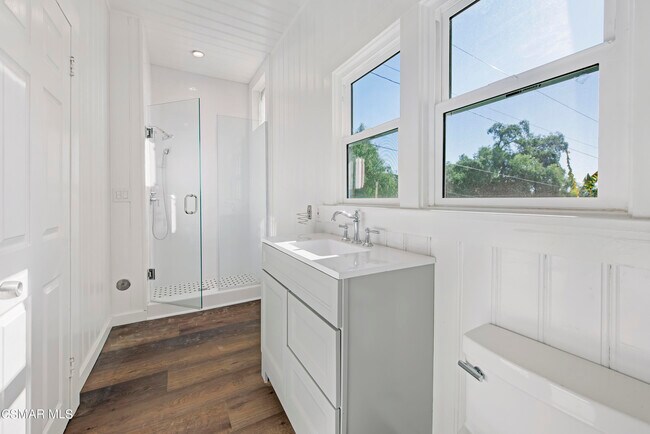 Building Photo - 641 W La Loma Ave