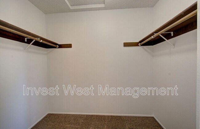 Building Photo - 8604 NE Mason Dr