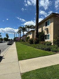 Building Photo - 1181 E Hollyvale St