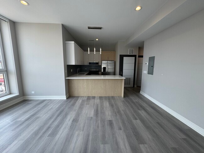 Building Photo - 2406 W Armitage Ave