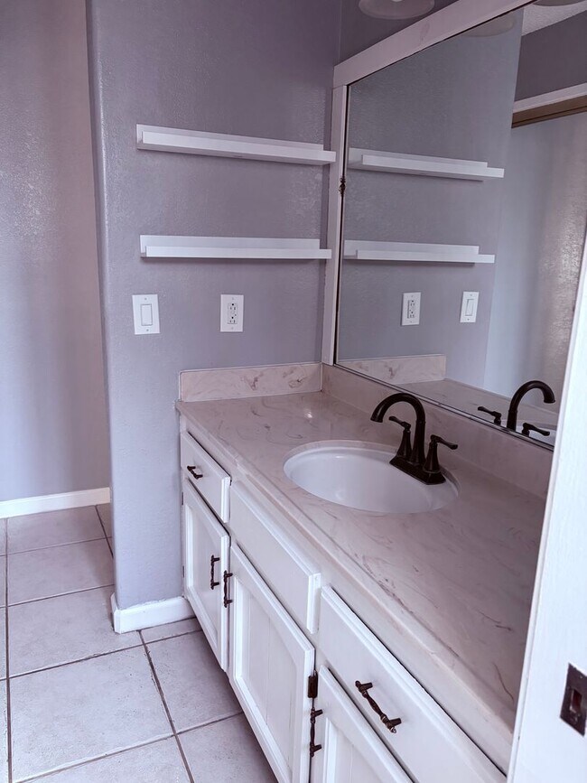 Building Photo - Beautiful Home in Atwater with Solar