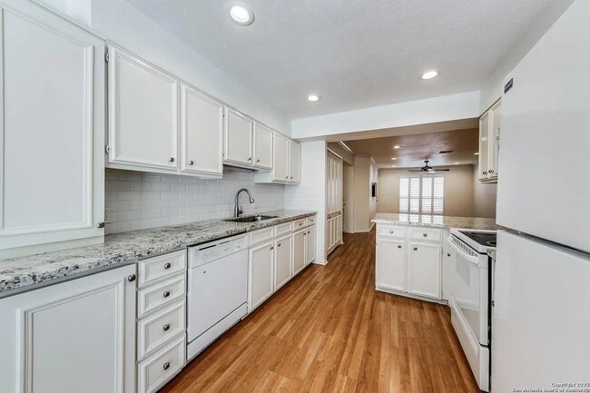 Open kitchen - 7815 Broadway St