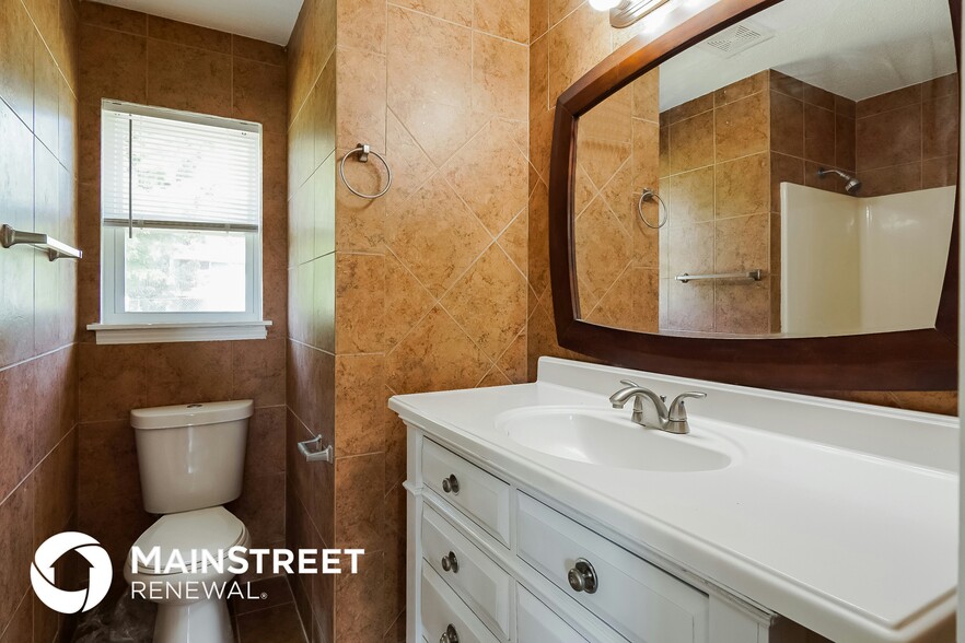 Building Photo - 1833 Huntington Dr