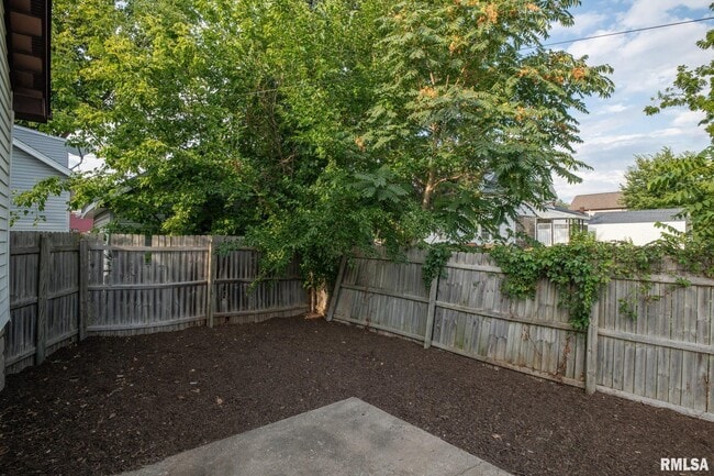 Building Photo - 4515 Drake Dr