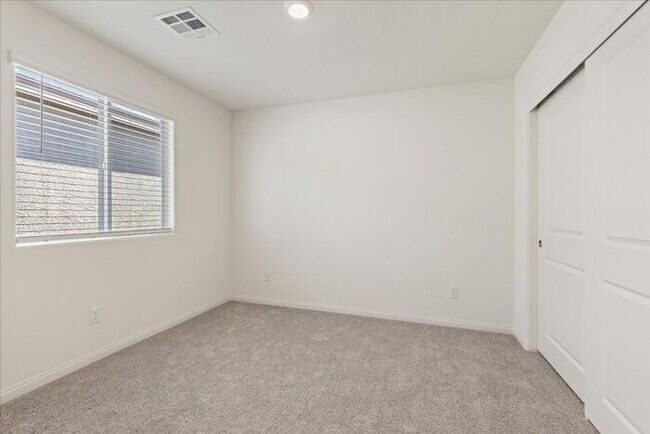 Building Photo - Modern 4-Bedroom Home with Turf Backyard in Gated Community
