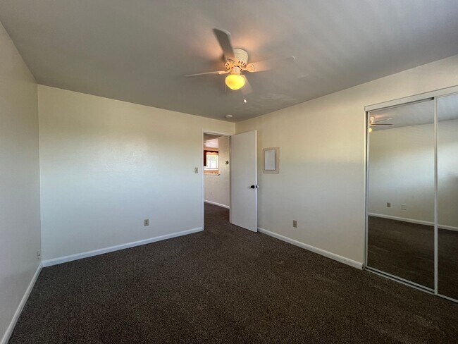 Building Photo - Three bed/Two Bath Upstairs Apartment | Available Now