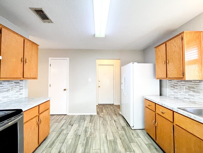 Building Photo - Available NOW Beautiful 1 story, 3 bedroom, 2 bath home. This is exactly what you have been looki...