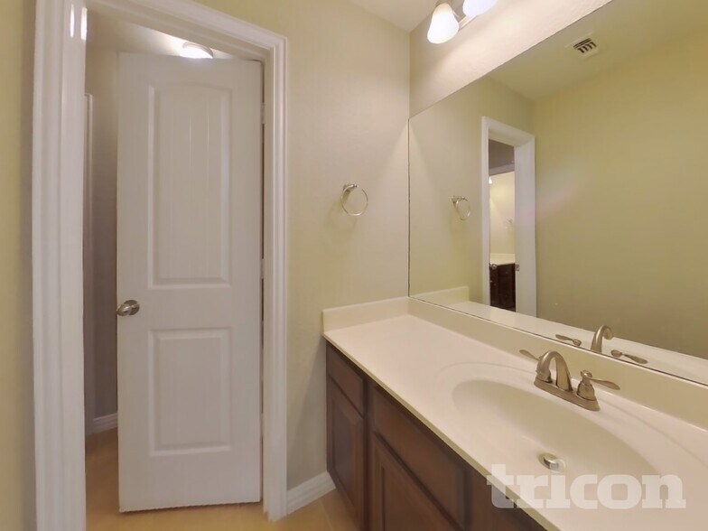 Building Photo - 8757 Royalwood Dr