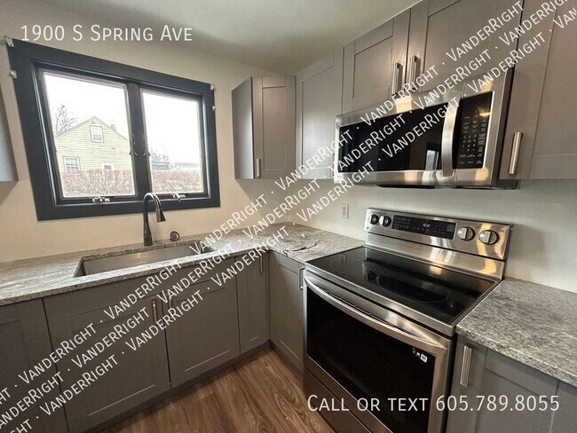 Building Photo - Spacious 4 Bedroom House With Huge Garage!