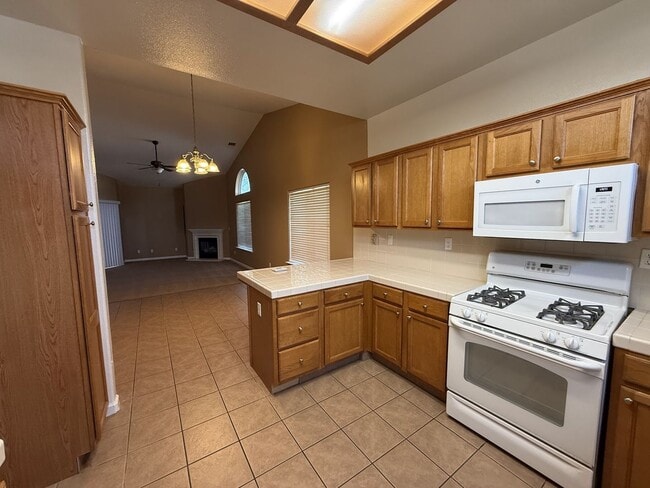 Building Photo - Spacious and Beautiful 4 bedroom luxury ho...