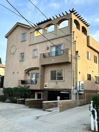 Building Photo - 10808 Kling St