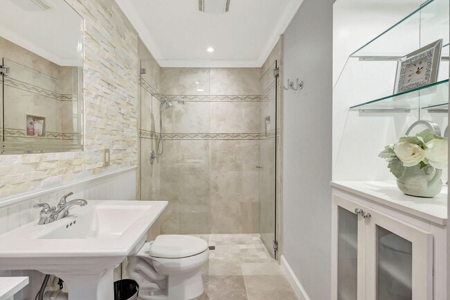 Building Photo - 11361 SW Pembroke Dr