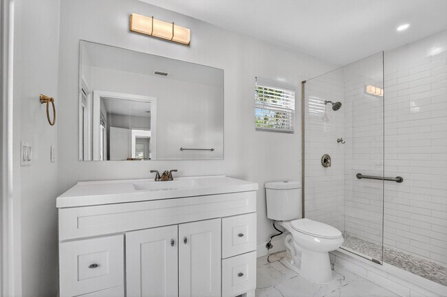 Building Photo - 954 SE 7th St