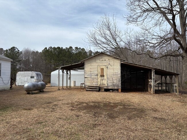 Building Photo - 3 BED, 1 BATH FARM HOUSE LOCATED IN STAR!