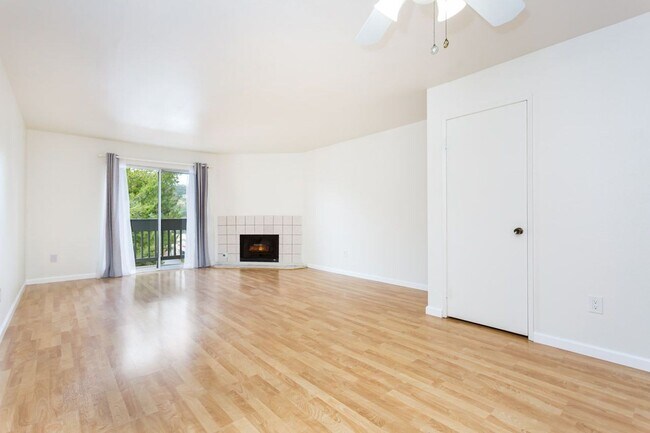 Building Photo - Traditional Townhome with Garage!