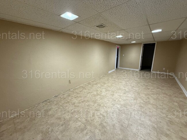 Building Photo - $995 - 2 bedroom / 1 bathroom - Single Fam...