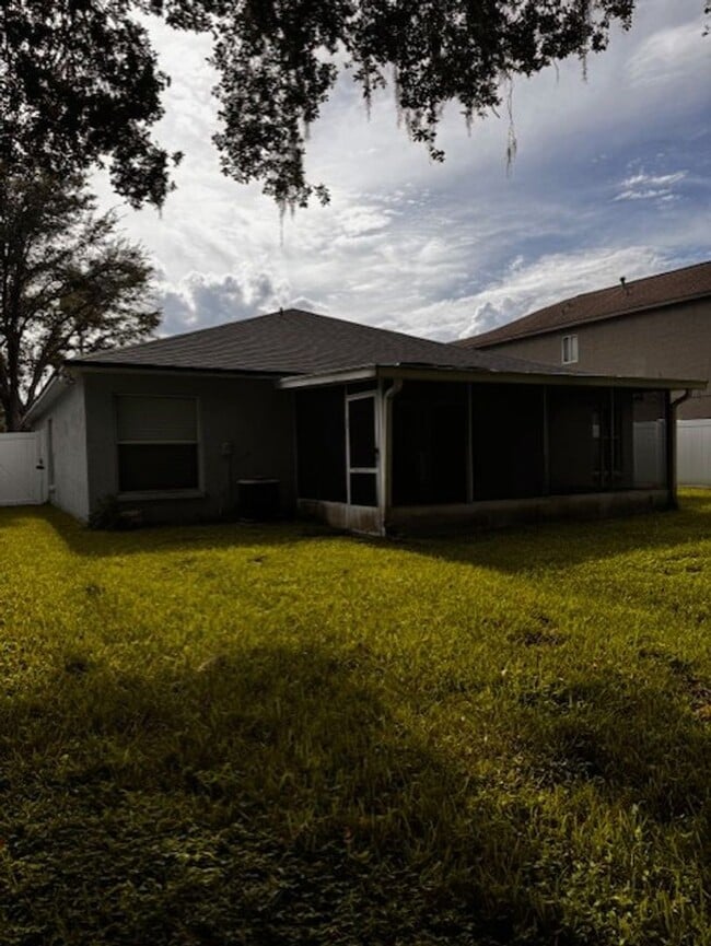 Building Photo - Beautiful 3 bedroom 2 bathroom home availa...