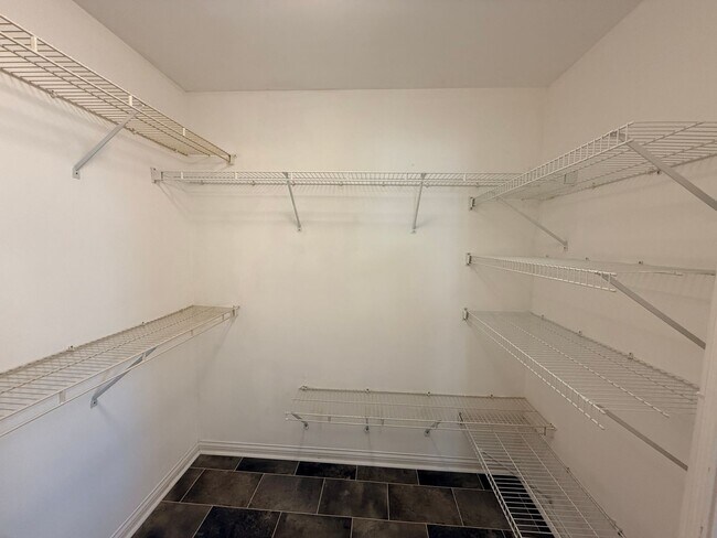 Building Photo - Spacious 4 Bed 2.5 Bath In Lexington!