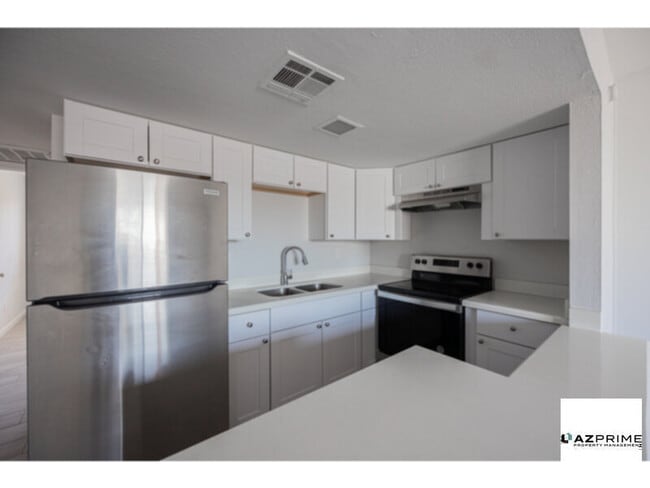 Building Photo - Experience the Charm of Phoenix in this De...