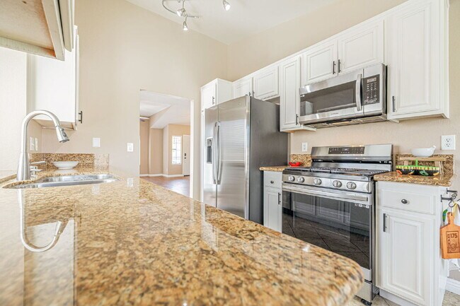 Building Photo - Beautiful 3-Bedroom Home in West Palmdale Community