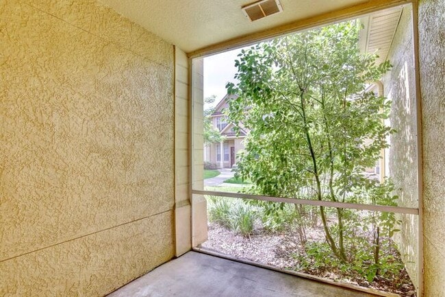 Building Photo - Perfect 2/2 Split Floorplan Condo with Washer/Dryer in Lovely Crescent Place at Lake Lotus Condom...