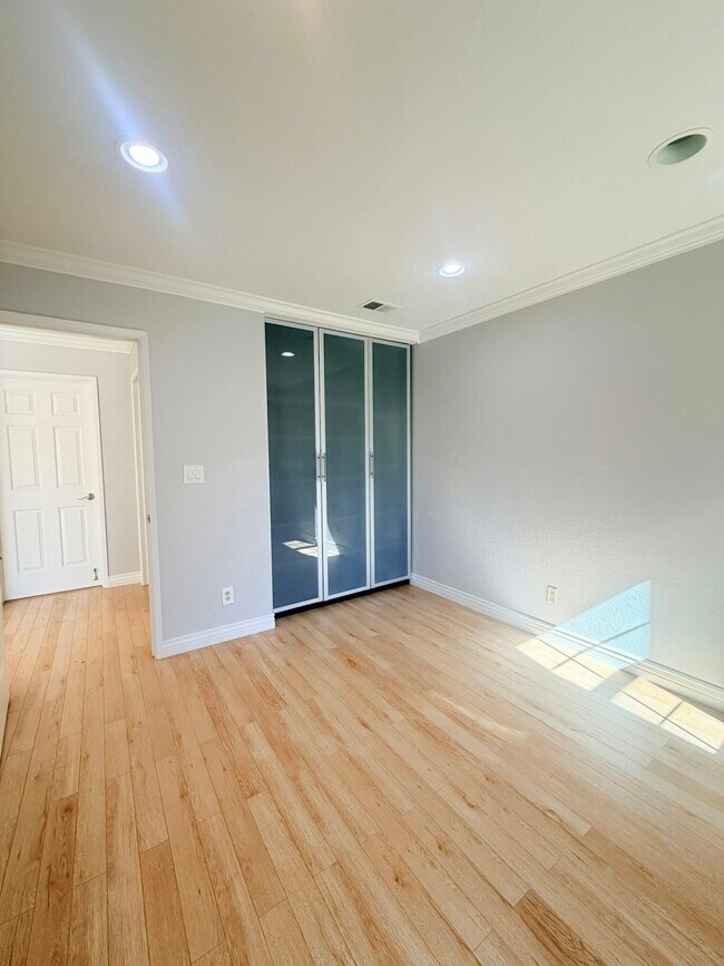 Building Photo - 66 Snyder Way