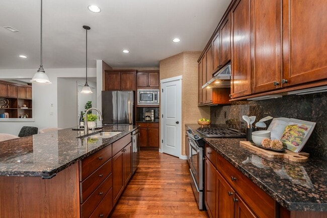 Building Photo - North East Facing 4 bed 3 bath ready for m...