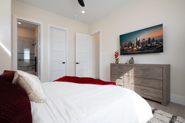 Building Photo - 913 Thompson St