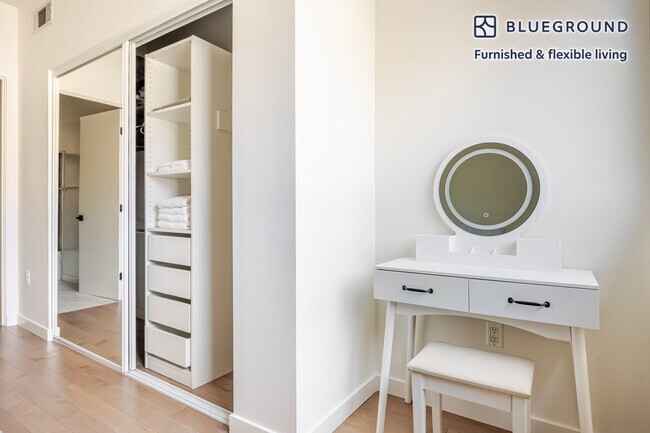 Building Photo - 654 N Virgil Ave