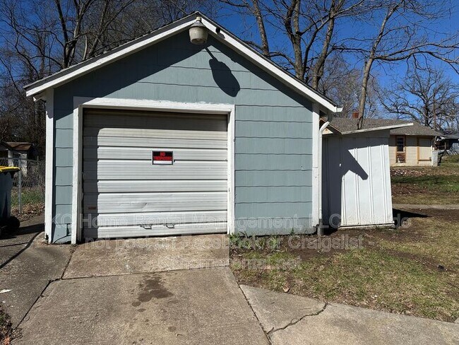 Building Photo - 2917 E 61st St