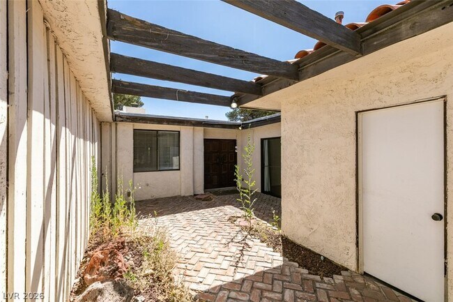 Building Photo - 3452 Pino Cir