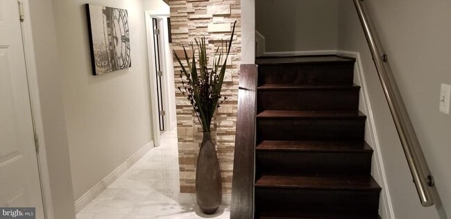 Building Photo - 8233 Lyndhurst St