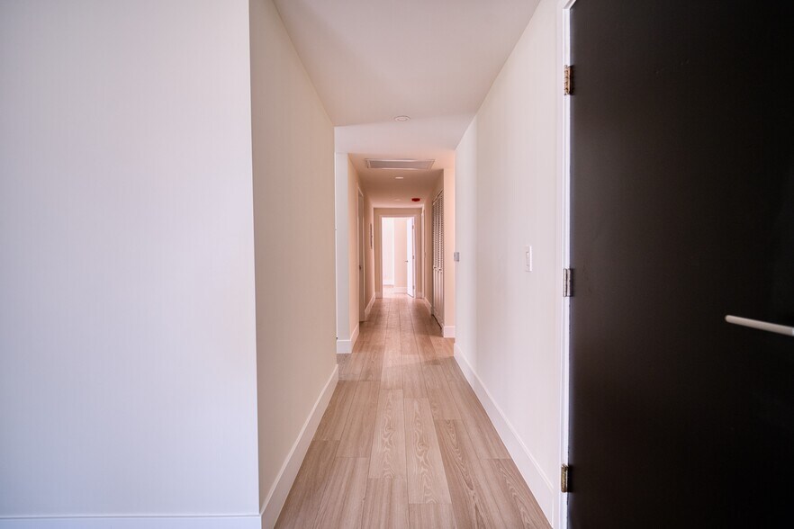 Building Photo - 13920 Moorpark St