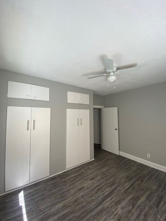 Building Photo - Spacious 3 Bedroom 1 Bathroom Home Located In St. Petersburg, Florida