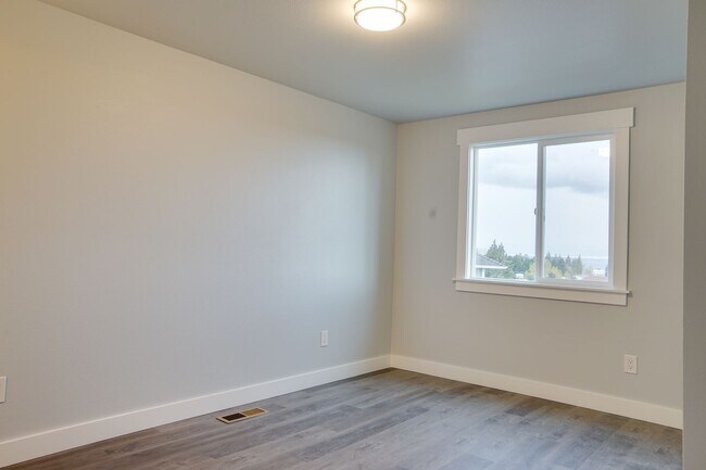 Building Photo - Federal Way Remodeled 2 Story