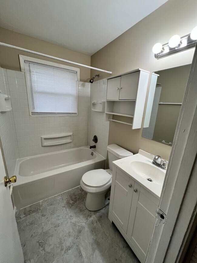 Building Photo - 349 Knollwood Cir