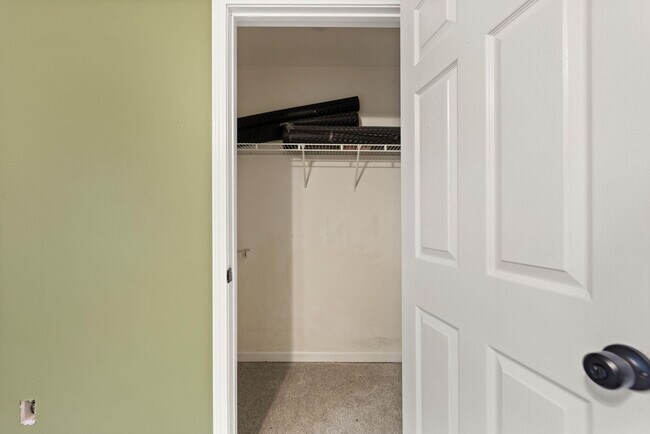 Building Photo - 180 Lilly Ln