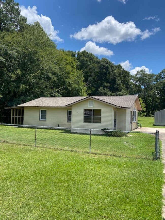 Building Photo - Quiet Living and close to the Back Gate