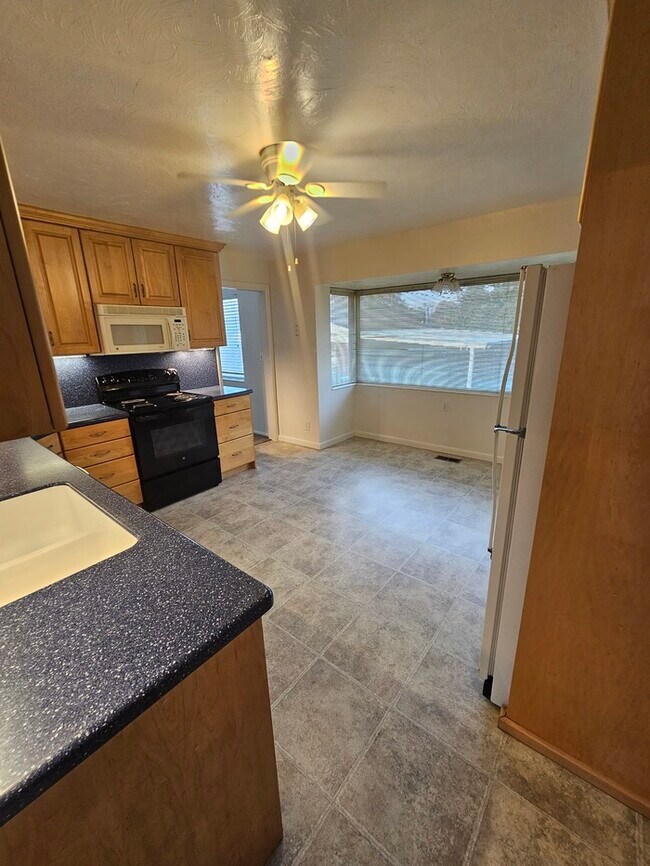 Building Photo - 4 bed 2 bath Home in Murray