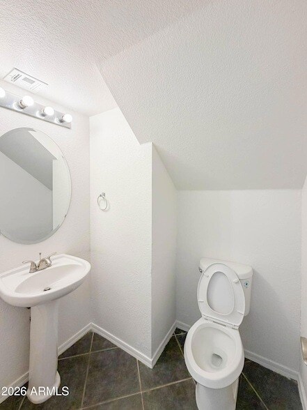 Building Photo - 1009 E Iris Dr