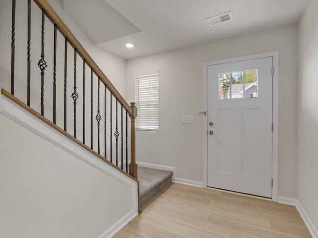 Building Photo - Modern 5BR Home with Quartz Kitchen & Open...